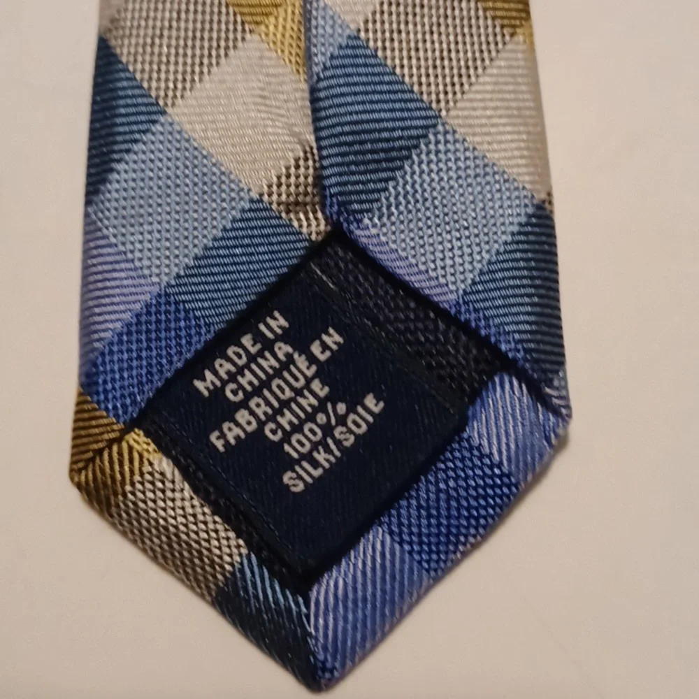 Lord & Taylor The Men's Shop Silk Tie - Picture 6 of 11